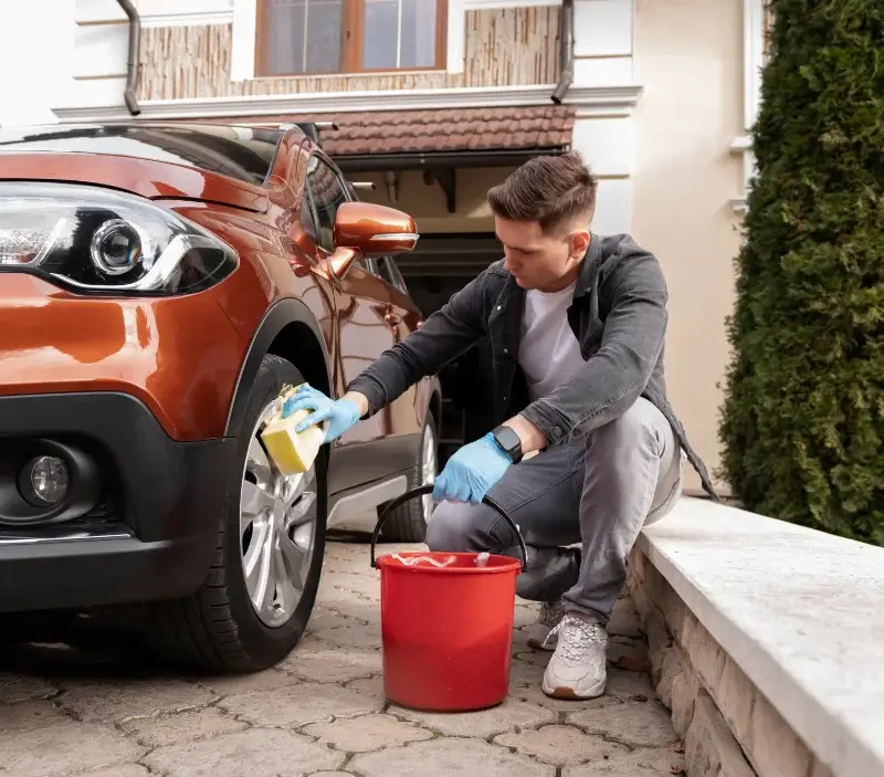 Lavage auto à domicile Caudiès-de-Fenouillèdes : professionnel intervenant sur un véhicule